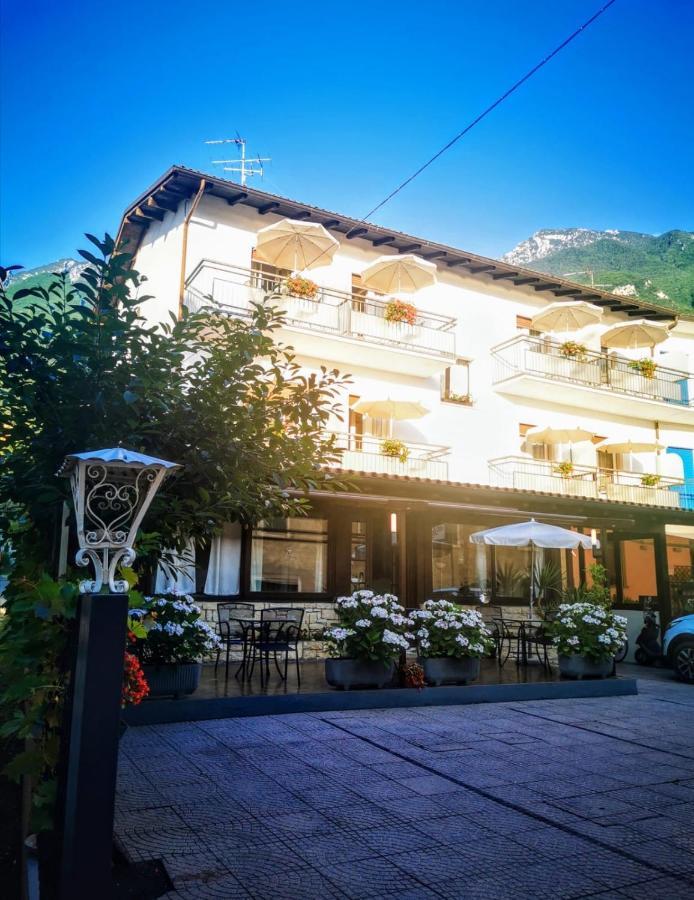 Albergo Al Pescatore Brenzone sul Garda Exterior foto