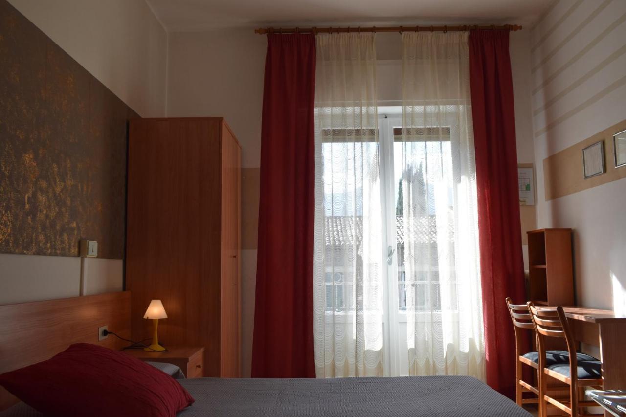 Albergo Al Pescatore Brenzone sul Garda Exterior foto